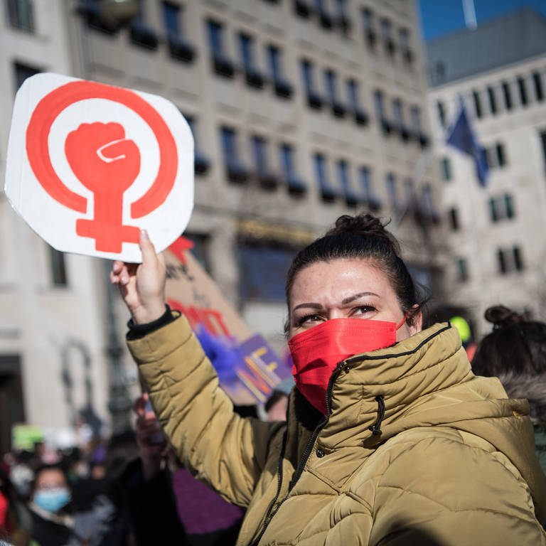 Weltfrauentag: Frau protestiert (Foto: IMAGO, Bildgehege)
