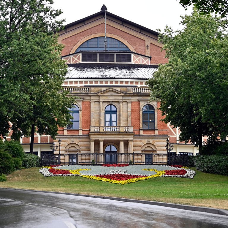 Das Festspielhaus Bayreuth am Grünen Hügel ist der Austragungsort der jährlichen Bayreuther Festspiele, wo Wagners Opern aufgeführt werden.  (Foto: IMAGO, IMAGO / Panama Pictures)