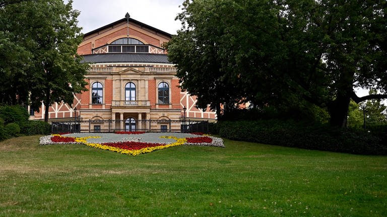 Das Festspielhaus Bayreuth am Grünen Hügel (Foto: IMAGO, Imago, Panama Pictures, Dwi Anoraganingrum)