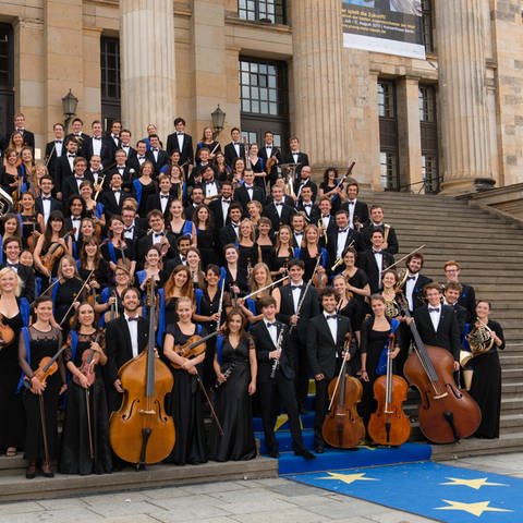 Das European Union Youth Orchestra vor dem Konzerthaus Berlin, 2013 (Foto: European Union Youth Orchestra / Peter Adamek)