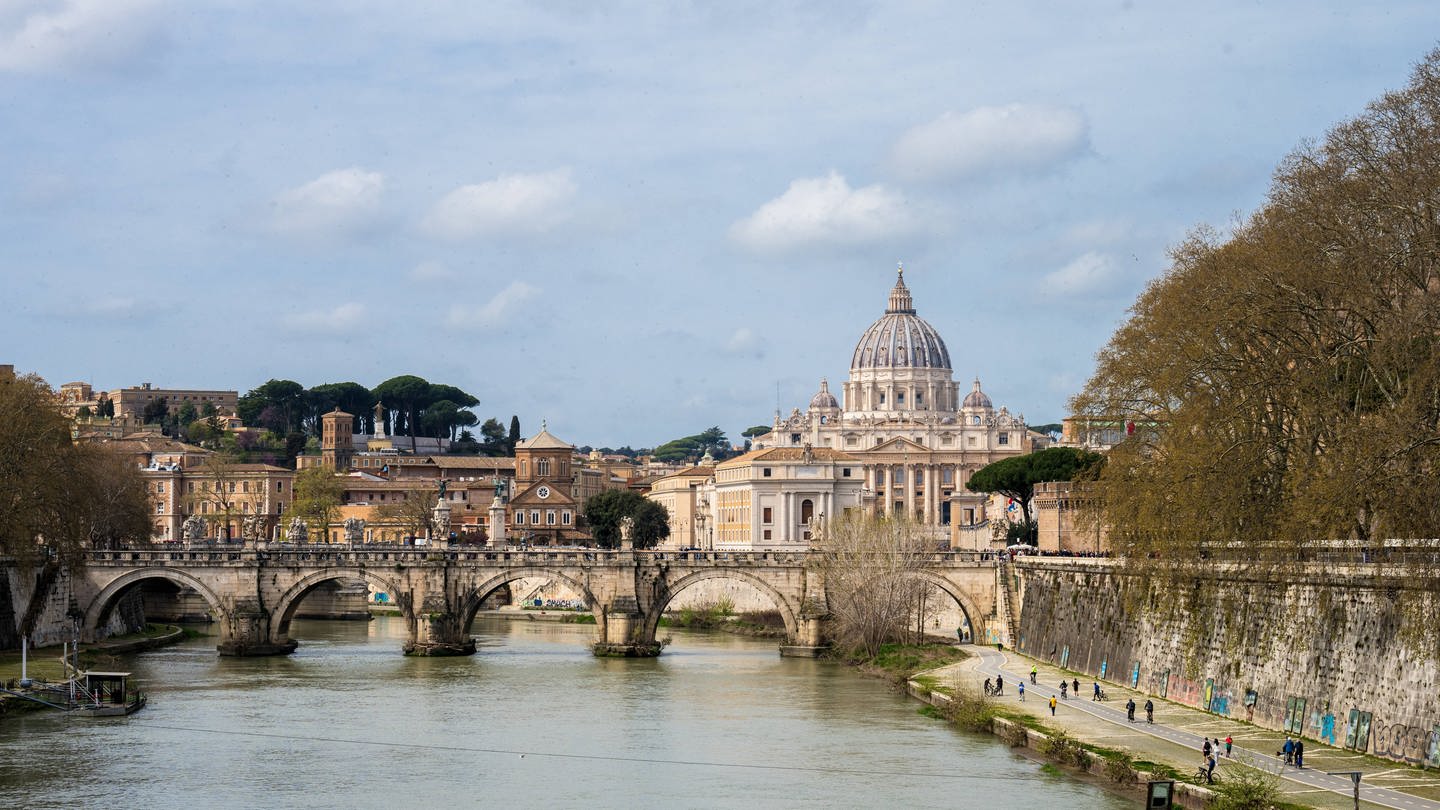 Rom, Italien: Blick über den Tiber von der Ponte Umberto I auf den Vatikan mit dem Petersdom und den Gebäuden der Päpstlichen Universität (Foto: IMAGO, Imago, penofoto)