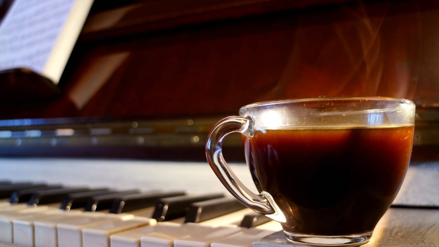 Kaffee auf Klaviertasten (Foto: IMAGO, IMAGO / Pond5 Images)