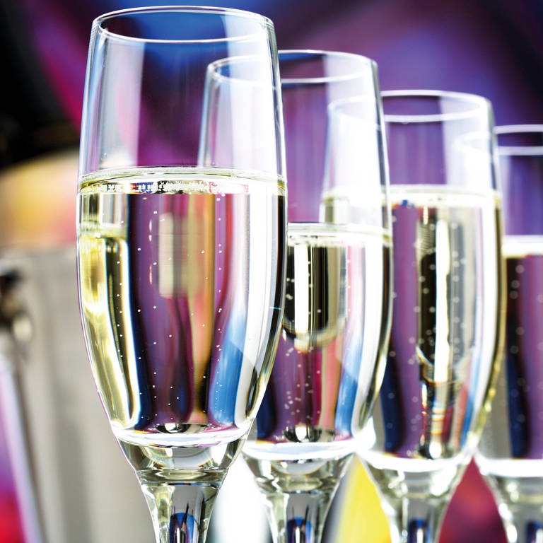 Champagner in Gläsern (Foto: IMAGO, IMAGO / Shotshop)