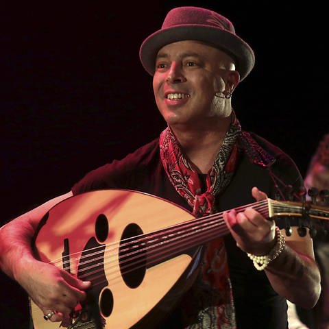 Tunisian singer, composer and lute player Dhafer Youssef performs on stage during his Granada's Jazz International Festival concert held in Granada, 11. November 2016. (Foto: picture-alliance / Reportdienste, picture alliance / dpa | Pepe Torres)