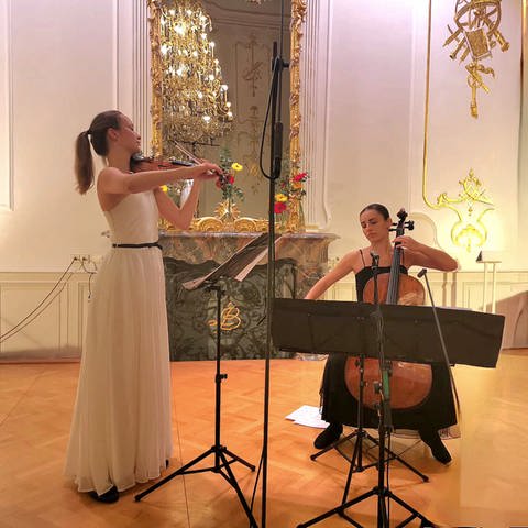 Marie Helling (Violine) und Anna Meipariani (Violoncello) beim Klassischen Herbst auf Schloss Mainau (Foto: Pressestelle,  © EKFM_Insel Mainau )