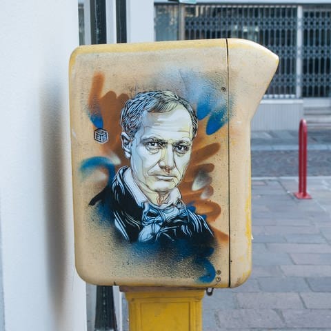 Charles Baudelaire - Graffiti auf einem Briefkasten (vom Künstler C215 in F-Mulhouse) (Foto: IMAGO, IMAGO / Pond5 Images)