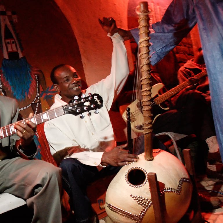 Toumani Diabaté (Kora) spielt in seinem Club Hogon, in Bamako, Mali  (Aufnahme von 2006) (Foto: picture-alliance / Reportdienste, picture alliance / ASSOCIATED PRESS | REBECCA BLACKWELL)