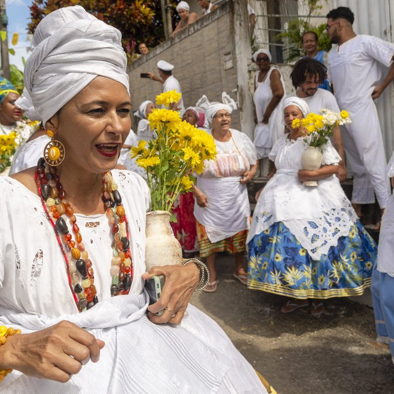 Tanzende und singende Mitglieder der Candomble-Religion, in traditionellen Gewändern, im Bom Jesus dos Pobres district, Saubara city. (Foto: IMAGO, MAGO / Pond5 Images)