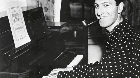 George Gershwin spielt seine "Rhapsody in Blue" (Foto: IMAGO, IMAGO / Cola Images)