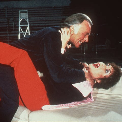 Richard Burton würgt seine Ex-Frau Elizabeth Taylor in einer Szene des Bühnenstücks "Private Lives". (Foto: picture-alliance / Reportdienste, picture-alliance / dpa | UPI)