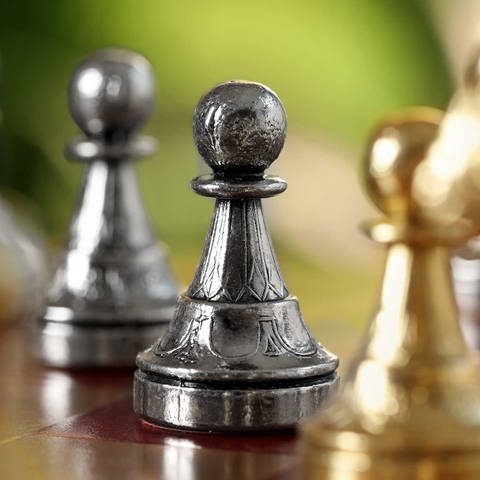 Schachfiguren aus Metall (Foto: IMAGO, Pond 5- images)