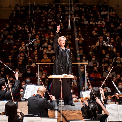 Susanna Mälkki dirigiert die New York Philharmonic in der Carnegie Hall (New York). (Foto: picture-alliance / Reportdienste, picture alliance / ASSOCIATED PRESS | Chris Lee)