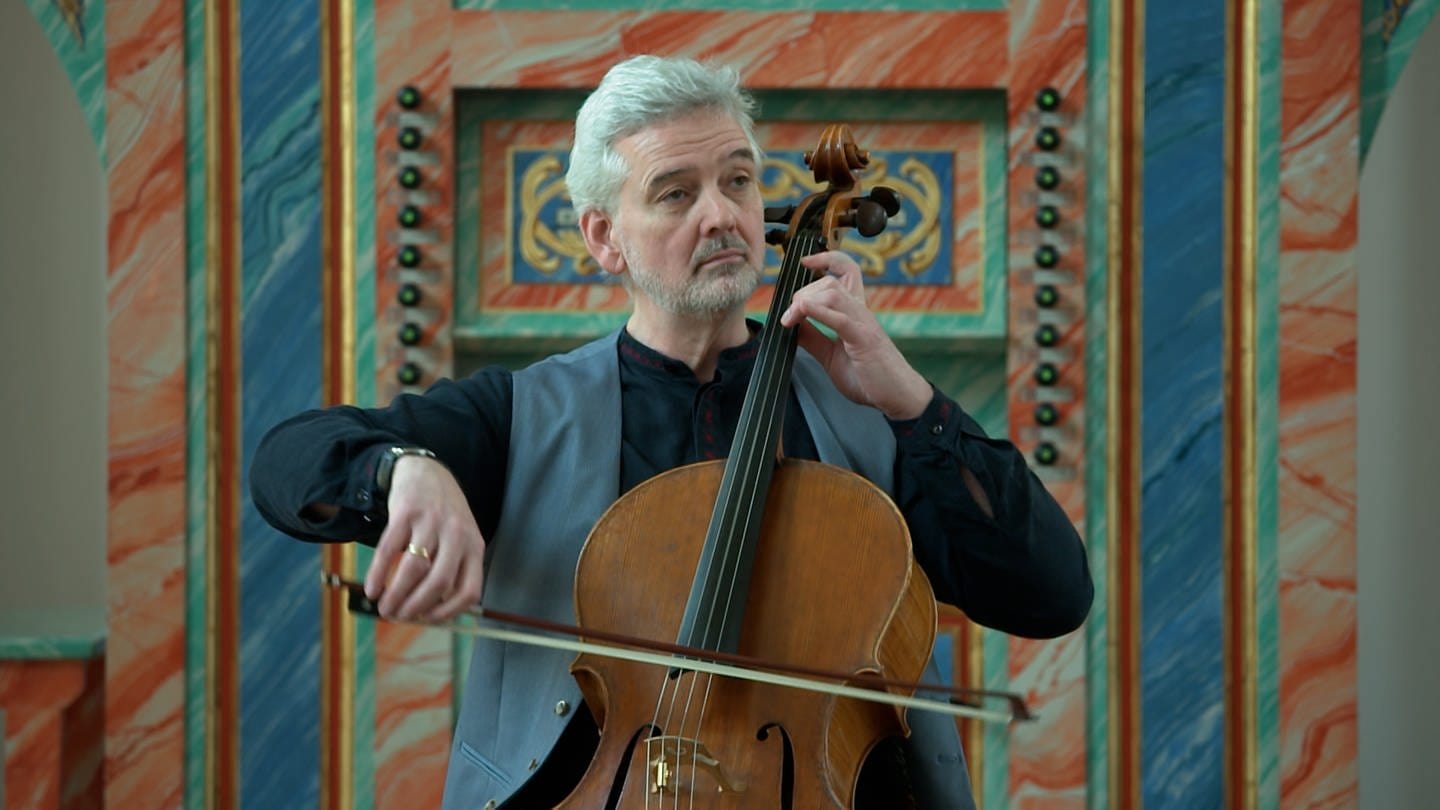 Hochkonzentriert spielt Manuel Fischer-Dieskau Bachs Cellosuiten. „Das Höchste, was wir Cellisten haben