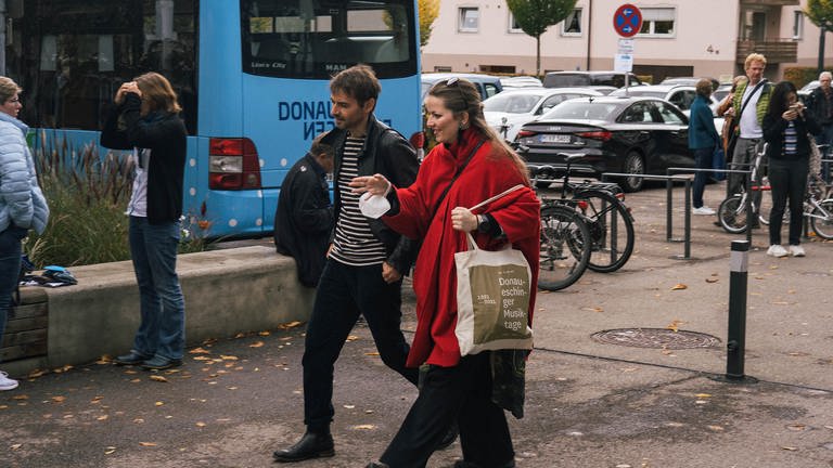 Ein Mann und eine Frau gehen eine Straße in Donaueschingen hinunter (Foto: SWR, Oliver Matlok)