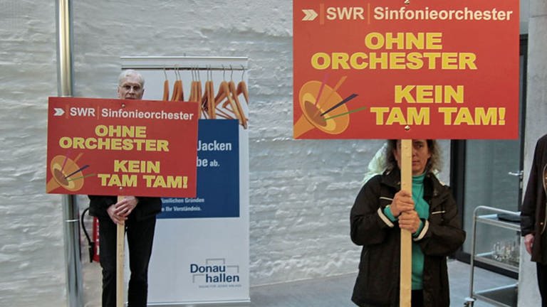 Protestierende Menschen mit Schildern (Foto: SWR, Tilman Stamer)