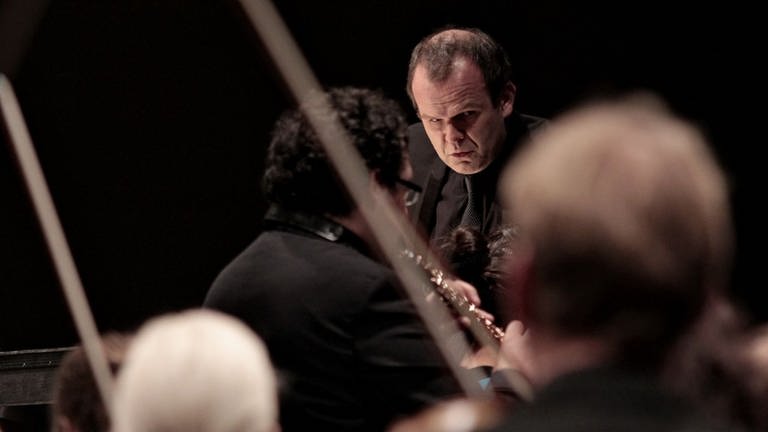 Der Dirigent François-Xavier Roth vom Orchester aus fotografiert (Foto: SWR, Tilman Stamer)