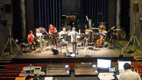 Sechs Musiker und ein Dirigent proben (Foto: SWR, SWR - Experimentalstudio)