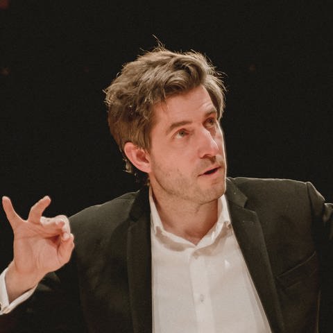 Der Dirigent Léo Warynski (Foto: Elsa Laurent)