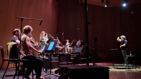Mehrere Musiker und ein Dirigent proben (Foto: SWR, Nathaniel Butler)