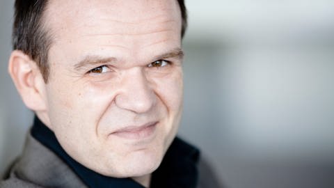 Der Dirigent  François-Xavier Roth (Foto: Marco Borggreve)