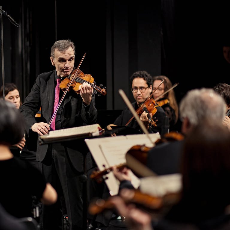Nicholas McGegan (l.), Gil Shaham und das SWR Symphonieorchester (Foto: SWR, Elmar Witt)