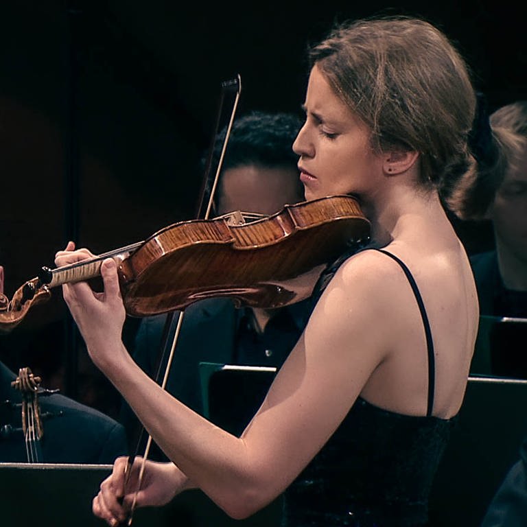 Teodor Currentzis dirigiert, Vilde Frang spielt Violine (Foto: SWR)