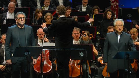 Im Vordergrund Andreas Schager und Kwangchul Youn, dahinter dirigiert Pablo Heras-Casado das SWR Symphonieorchester (Foto: SWR)