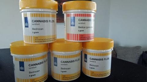 Medikament-Dosen mit Cannabis (Foto: SWR, Ernst-Ludwig von Aster -)