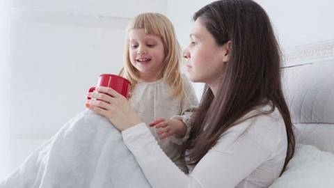 Kind bringt Mutter Tee ans Bett (Foto: Colourbox, Model Foto: Colourbox.de -)