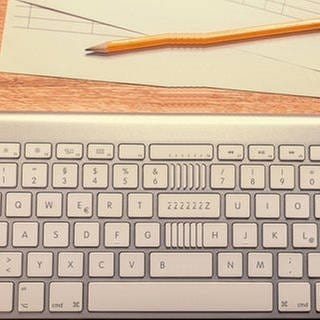 Collage: Tastatur und Bleistift (Foto: photocase)