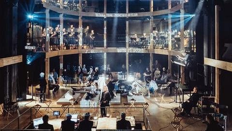 Das entkernte Luzern Theater mit Textprojektion im Raum (Foto: SWR, Luzerner Theater - David Röthlisberger)