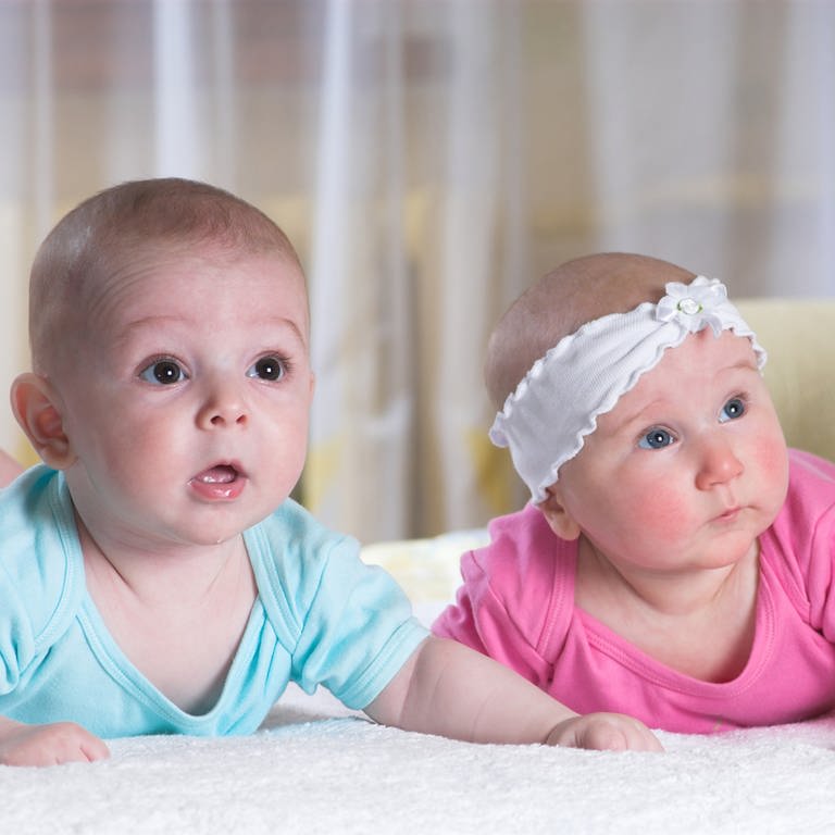 Zwei Babys, eines in Rosa, das andere in Hellblau (Foto: Colourbox, Petro Feketa)