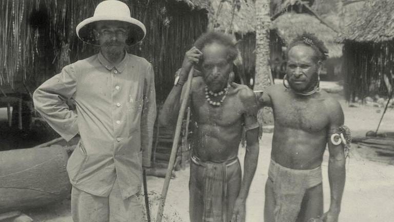 Neuguinea, Deutscher Kolonist mit zwei indigenen Männern  Foto vor 1897 (Foto: picture-alliance / Reportdienste, picture-alliance / Reportdienste -)