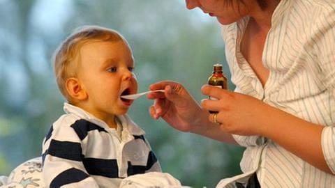 Baby nimmt Saft als Medikament (Foto: Colourbox, Foto: Colourbox.de -)