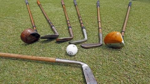 Ein Set alter Golfschläger aus Hickory-Holz (Foto: IMAGO, imago stock&people - ZUMA Press)