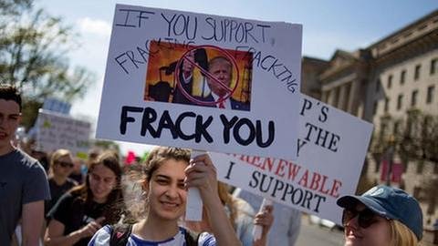 Demonstranten protestieren beim March of Science im April 2018 in Washington gegen Donald Trumps Fracking-Politik (Foto: picture-alliance / Reportdienste, picture-alliance / Reportdienste - Michael Candelori)