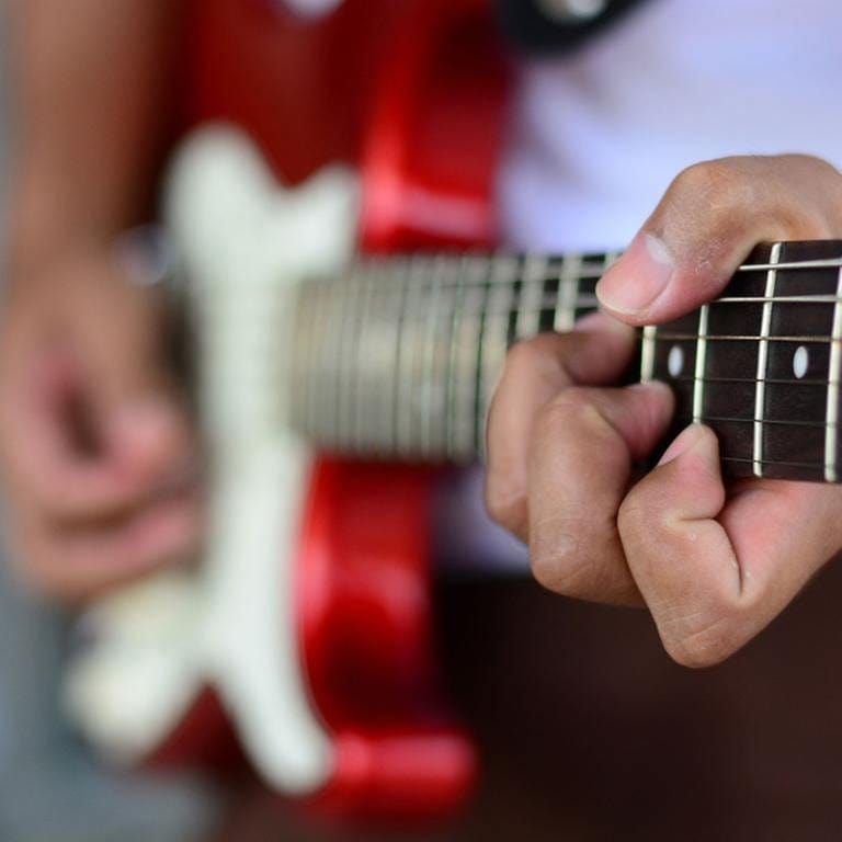 Finger "erinnern" sich an einmal gelernte Gitarrenstücke (Foto: Colourbox, Foto: Colourbox.de -)