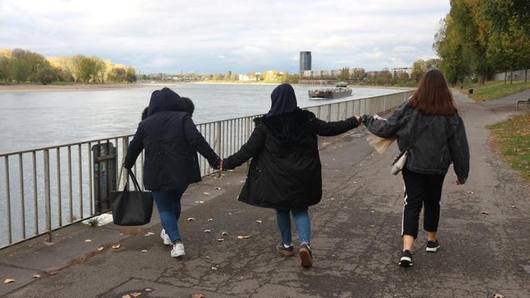 Drei der vier Freundinnen am Rhein (Foto: SWR, Claudia Heissenberg -)