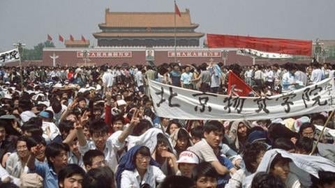 Studenten protestieren am 19.05.1989 auf dem Tiananmen, dem Platz des Himmlischen Friedens, in Peking, China. (Foto: SWR, picture alliance / dpa - Edgar Bauer)