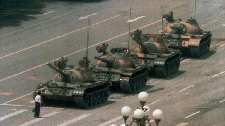 Ein einzelner chinesischer Mann stoppt eine Panzerkollone auf dem Platz des Himmlischen Frieden 1989 in Peking (Foto: SWR, picture alliance / AP - JEFF WIDENER)