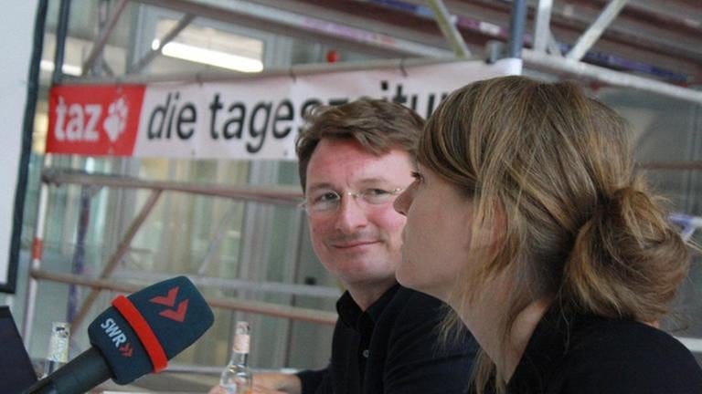 Chefredakteur Georg Löwisch und die stellvertretende Chefredakteurin  Katrin Gottschalk bei einer Pressekonferenz (Foto: SWR, Privat - Detlef Berentzen)
