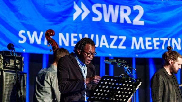 Mit Fiston Mwanza Mujila war erstmals ein Schriftsteller bei einem NEWJazz Meeting dabei.  (Foto: SWR, SWR - Foto: Paul Gärtner)