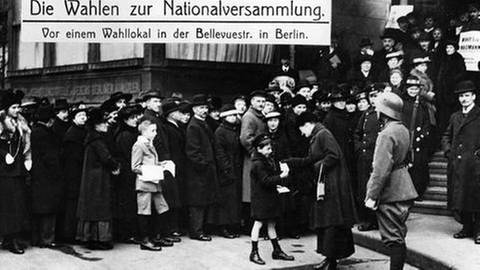 Wahlen zur verfassunggebenden Deutschen Nationalversammlung am 19.1.1919. Vor den Wahllokalen bildeten sich lange Schlangen. 82 Prozent der wahlberechtigten Frauen nahmen teil. (Foto: picture-alliance / Reportdienste, picture-alliance / Reportdienste - akg-images)