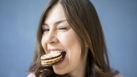 Frau isst Kekse (Foto: IMAGO, Imago  - Robijn Page)