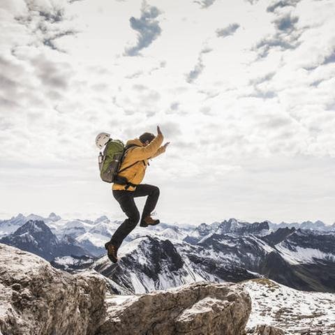Mann springt in den Bergen (Foto: IMAGO, Imago - Uwe Umstätter)