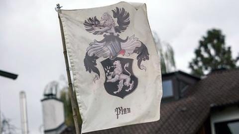 Eine Flagge mit einem Symbol für Reichsbürger. (Foto: picture-alliance / dpa, picture-alliance / dpa -)