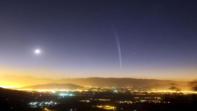 Komet Lovejoy über Santiago de Chile (Foto: picture-alliance / dpa, picture-alliance / dpa -)
