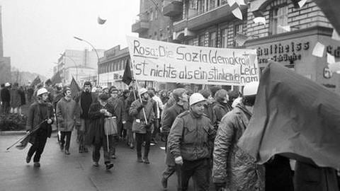Am 18.1.1969 in Westberlin. Anlass der Demonstration ist der 50. Jahrestag der Ermordung von Rosa Luxemburg und Karl Liebknecht (Foto: picture-alliance / Reportdienste, picture-alliance / Reportdienste -)