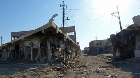 Zerstörte Häuser an kaputter Straße in einem christlichen Vorort von Mosul. (Foto: SWR, SWR - Martin Durm)