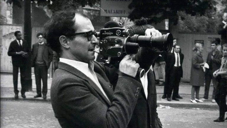 Der Regisseur Jean-Luc Godard filmt mit einer Kamera (Foto: IMAGO, IMAGO / ZUMA Wire)